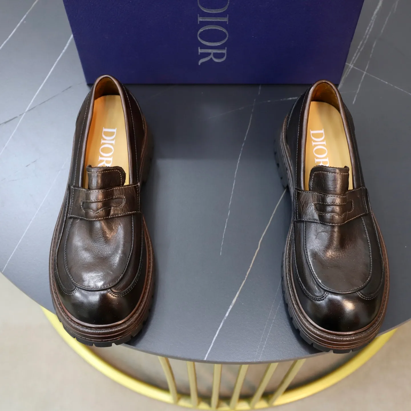 Ex-factory price: 520💰 [Dior] Dior's new casual men's shoes are launched in Hong Kong counters. Official website 1:1 production. Italian washed cowhide + water-dyed leather lining. Designed by European and American masters. Perfect shape to create counter quality, solid color rubber wear-resistant outsole and classic dazzling head! Super versatile and very comfortable. High-end without losing taste, fashionable and novel! ! Absolute focus! 3 colors available! Code number 38-45